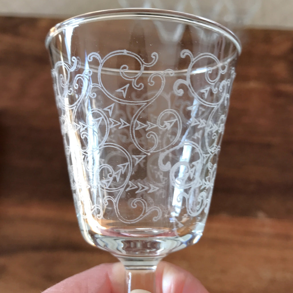 Lot de 7 verres à vin blanc ou à digestif sur pied décor arabesques attribution Luminarc contenance 6 cl par Hello Broc brocante en ligne