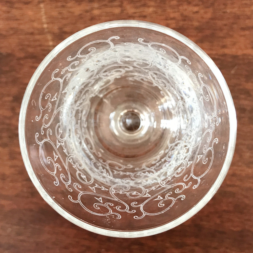 Lot de 7 verres à vin blanc ou à digestif sur pied décor arabesques attribution Luminarc contenance 6 cl par Hello Broc brocante en ligne