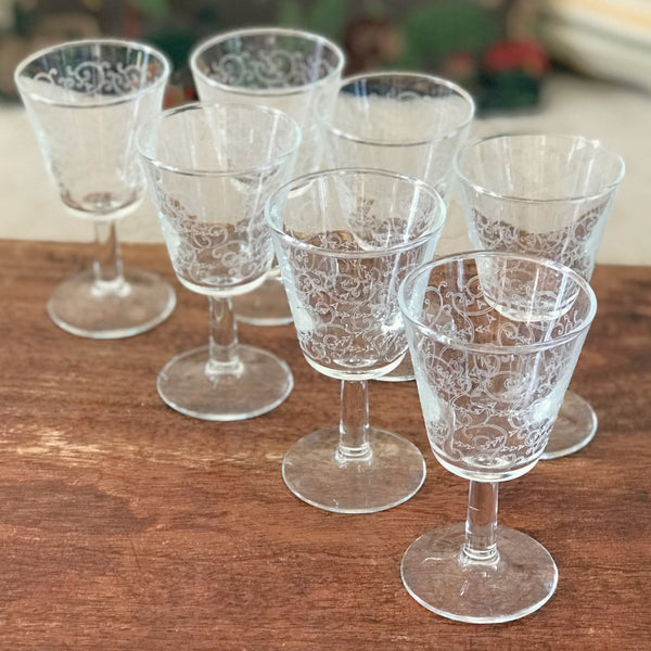 Lot de 7 verres à vin blanc ou à digestif sur pied décor arabesques attribution Luminarc contenance 6 cl par Hello Broc brocante en ligne