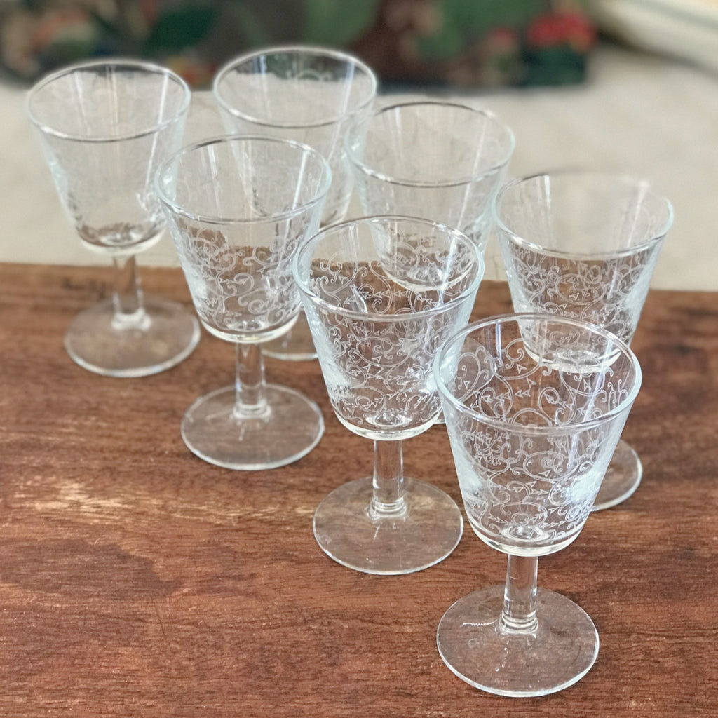 Lot de 7 verres à vin blanc ou à digestif sur pied décor arabesques attribution Luminarc contenance 6 cl par Hello Broc brocante en ligne