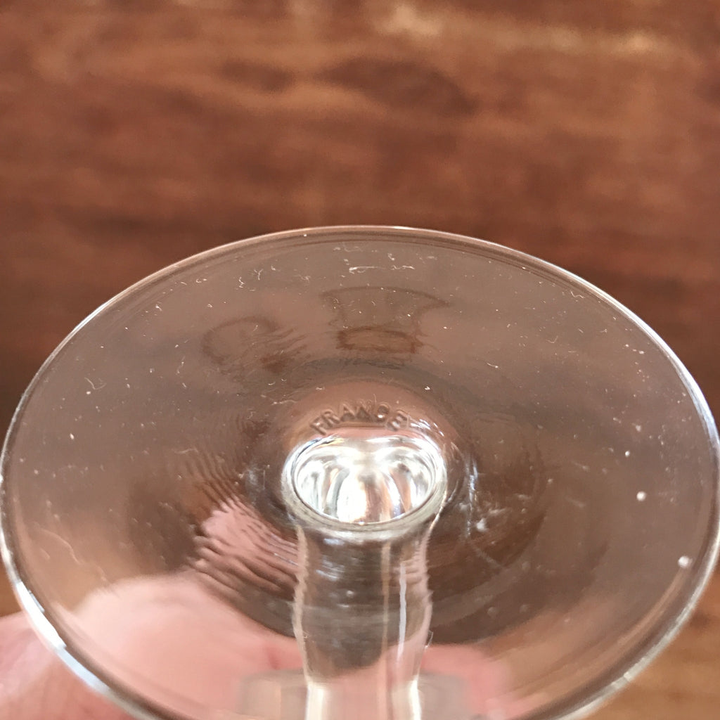 Lot de 7 verres à vin blanc ou à digestif sur pied décor arabesques attribution Luminarc contenance 6 cl par Hello Broc brocante en ligne