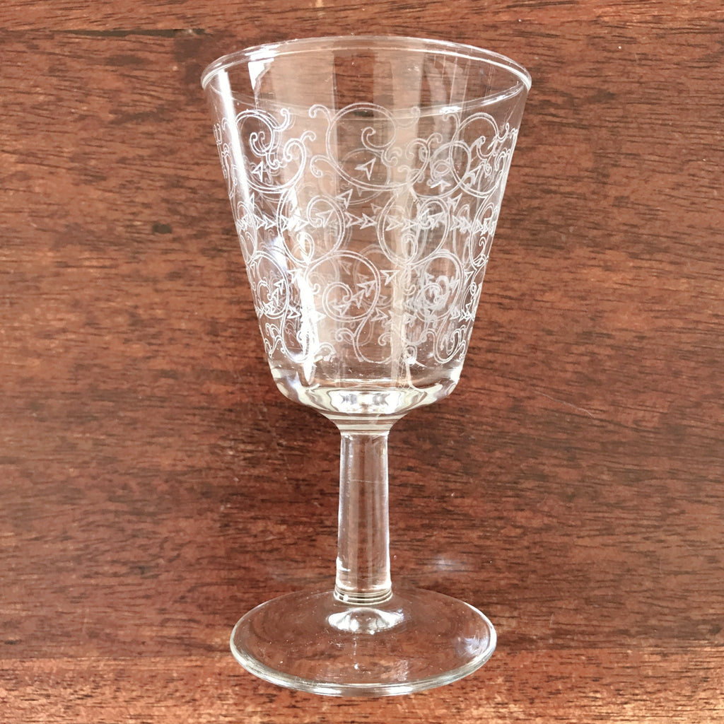 Lot de 7 verres à vin blanc ou à digestif sur pied décor arabesques attribution Luminarc contenance 6 cl par Hello Broc brocante en ligne
