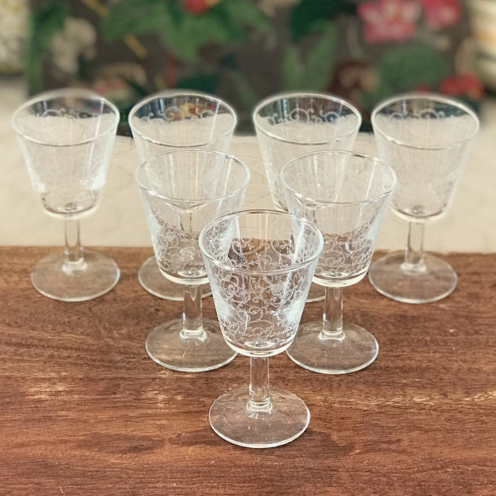 Lot de 7 verres à vin blanc ou à digestif sur pied décor arabesques attribution Luminarc contenance 6 cl par Hello Broc brocante en ligne