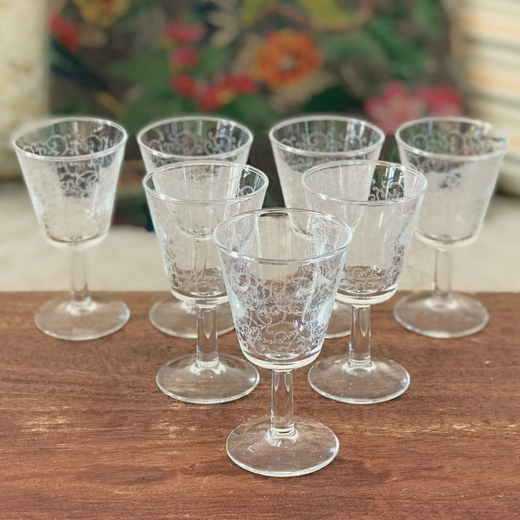 Lot de 7 verres à vin blanc ou à digestif sur pied décor arabesques attribution Luminarc contenance 6 cl par Hello Broc brocante en ligne