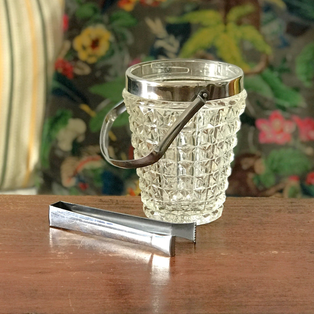 Seau à glace en verre moulé motifs pointe de diamant cerclage et pince à glaçon en inox années 50 / 60 par Hello Broc brocante en ligne