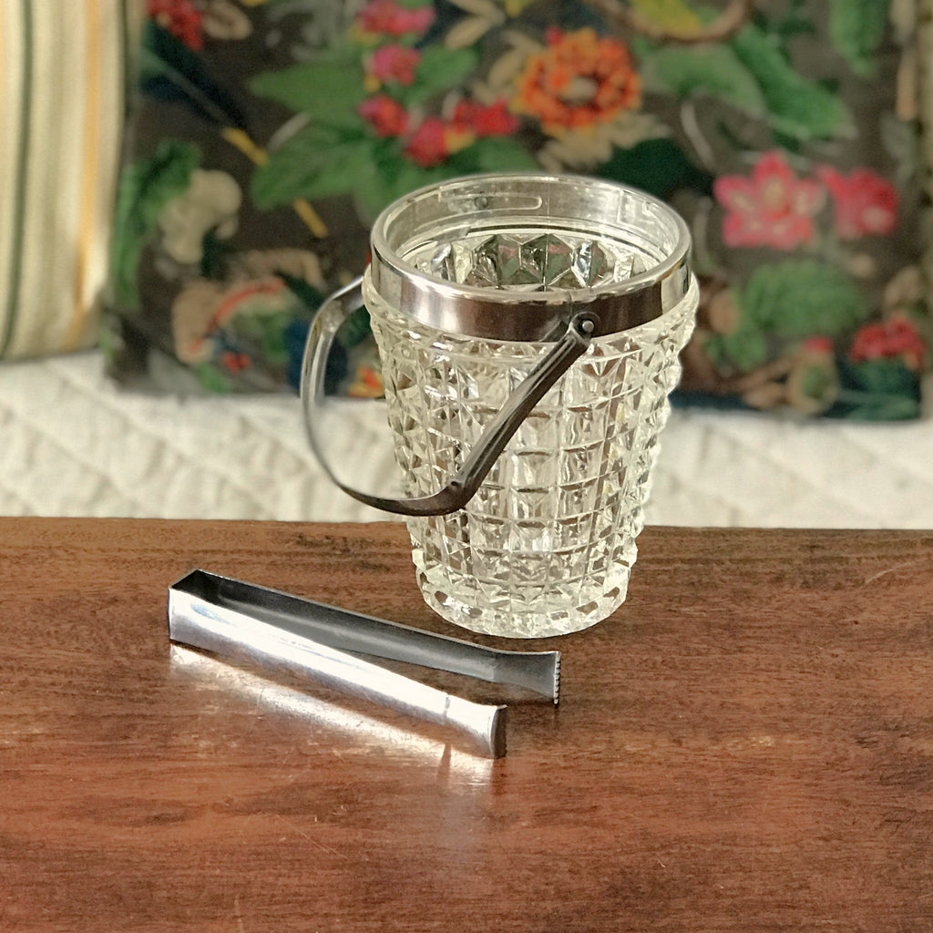 Seau à glace en verre moulé motifs pointe de diamant cerclage et pince à glaçon en inox années 50 / 60 par Hello Broc brocante en ligne