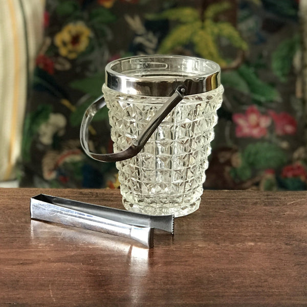 Seau à glace en verre moulé motifs pointe de diamant cerclage et pince à glaçon en inox années 50 / 60 par Hello Broc brocante en ligne