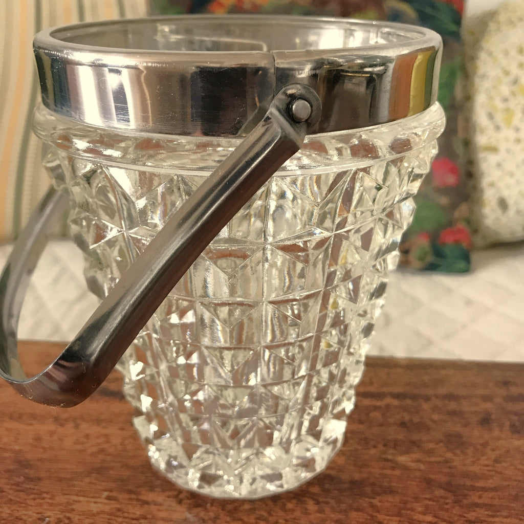 Seau à glace en verre moulé motifs pointe de diamant cerclage et pince à glaçon en inox années 50 / 60 par Hello Broc brocante en ligne