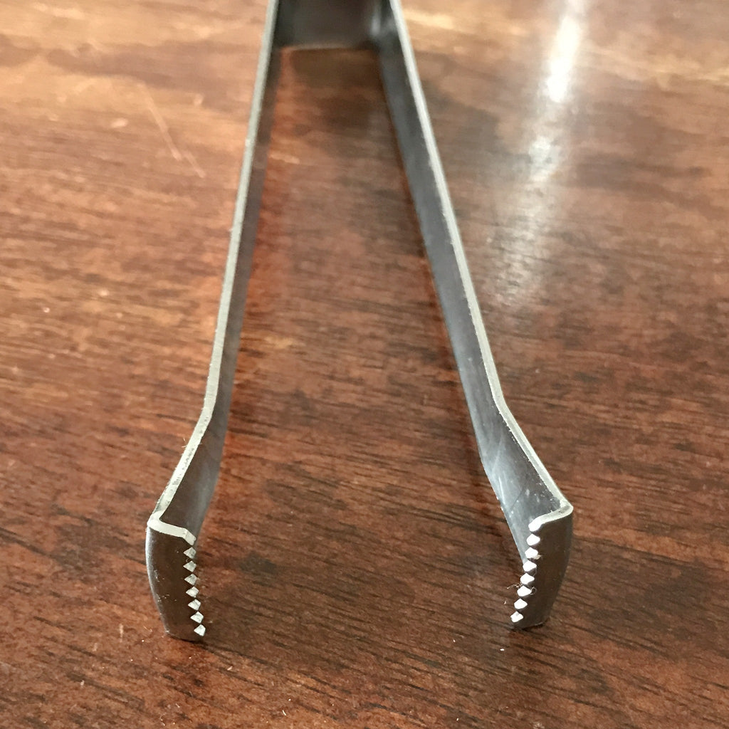 Seau à glace en verre moulé motifs pointe de diamant cerclage et pince à glaçon en inox années 50 / 60 par Hello Broc brocante en ligne