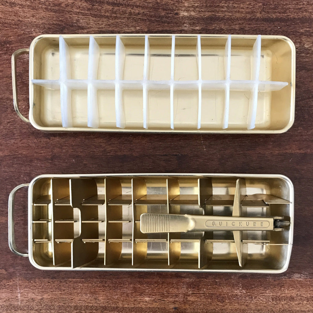 Ensemble de 2 bacs à glaçons vintage dorés dont un QuicKube années 50 60 par Hello Broc brocante en ligne