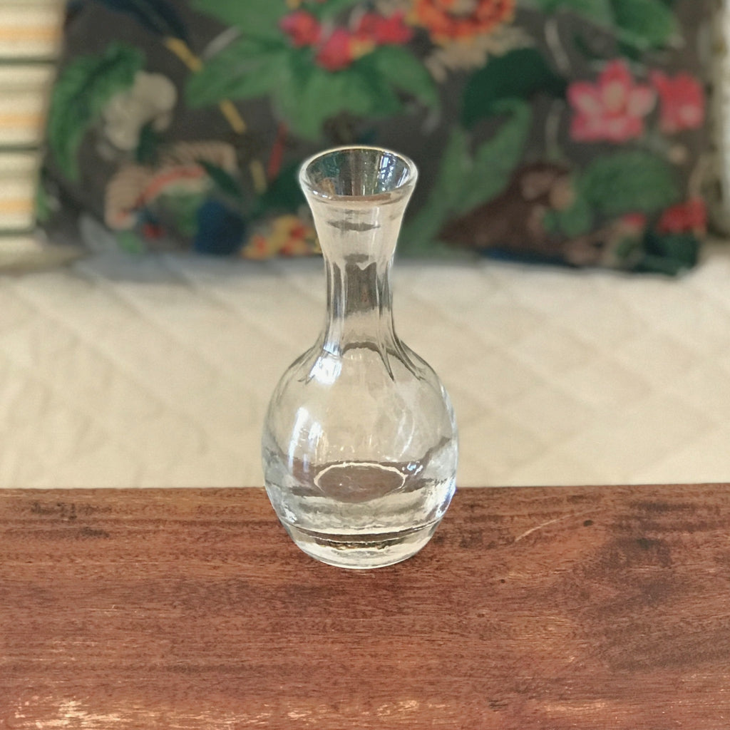 Carafon en verre soufflé - corps rond et col allongé par Hello Broc brocante en ligne