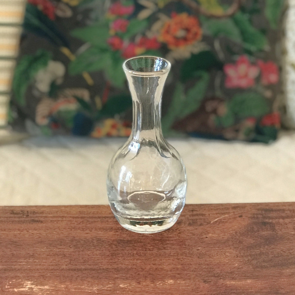 Carafon en verre soufflé - corps rond et col allongé par Hello Broc brocante en ligne