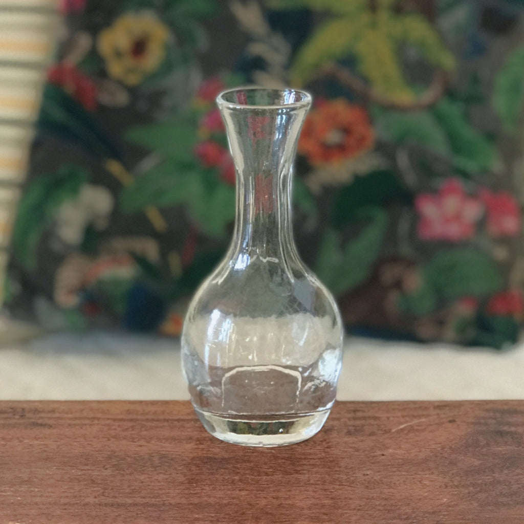 Carafon en verre soufflé - corps rond et col allongé par Hello Broc brocante en ligne