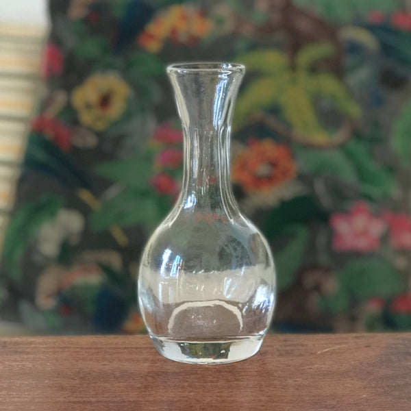 Carafon en verre soufflé - corps rond et col allongé par Hello Broc brocante en ligne