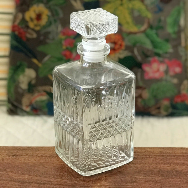 Carafe à whisky verre moulé pointe de diamant bouchon carré par Hello Broc brocante en ligne