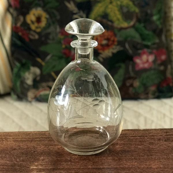 Carafe à décanter forme ronde décor gravé main par Hello Broc brocante en ligne