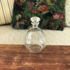 Petite carafe à décanter forme ronde décor étoiles gravé main contenance de 650 ml par Hello Broc brocante en ligne