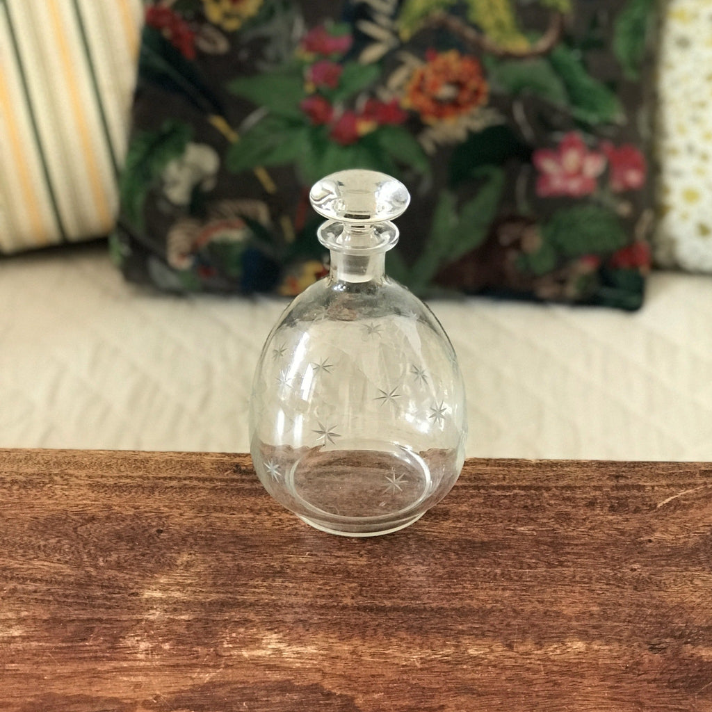 Petite carafe à décanter forme ronde décor étoiles gravé main contenance de 650 ml par Hello Broc brocante en ligne