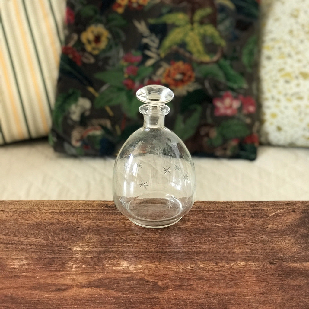 Petite carafe à décanter forme ronde décor étoiles gravé main contenance de 650 ml par Hello Broc brocante en ligne