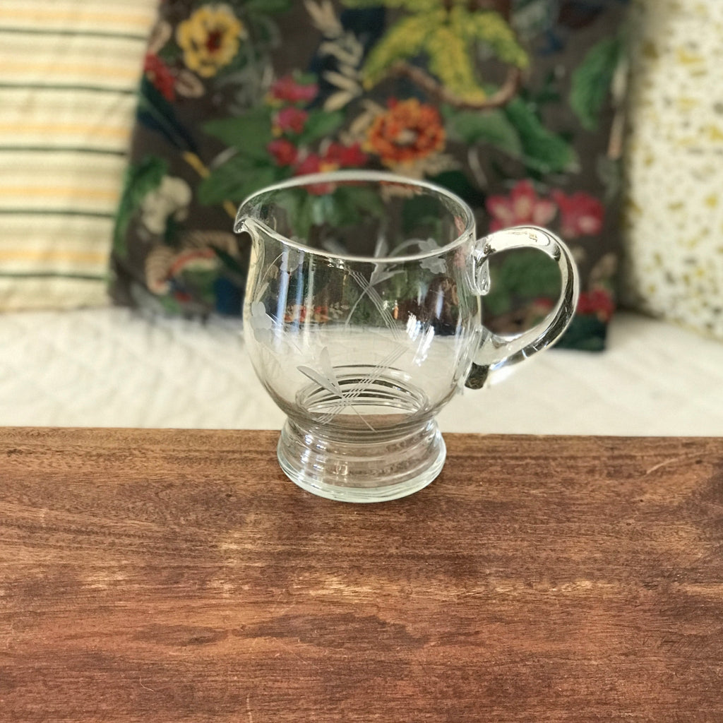 Pichet arrondi en verre moulé et gravé fleurs années 70 / 80 contenance 1 litre par Hello Broc brocante en ligne