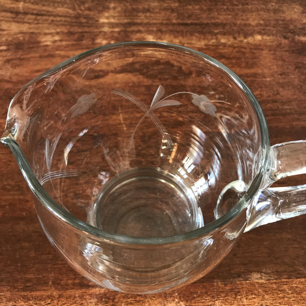 Pichet arrondi en verre moulé et gravé fleurs années 70 / 80 contenance 1 litre par Hello Broc brocante en ligne