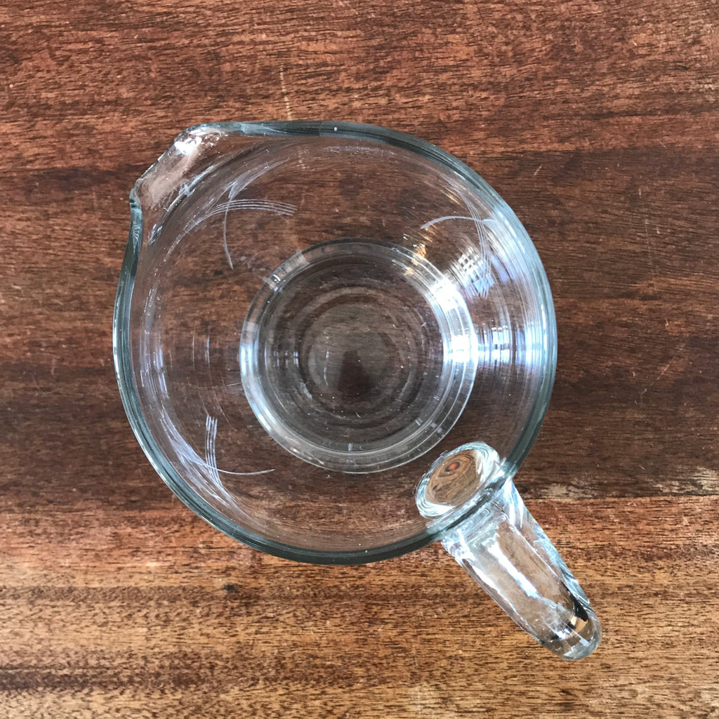 Pichet arrondi en verre moulé et gravé fleurs années 70 / 80 contenance 1 litre par Hello Broc brocante en ligne