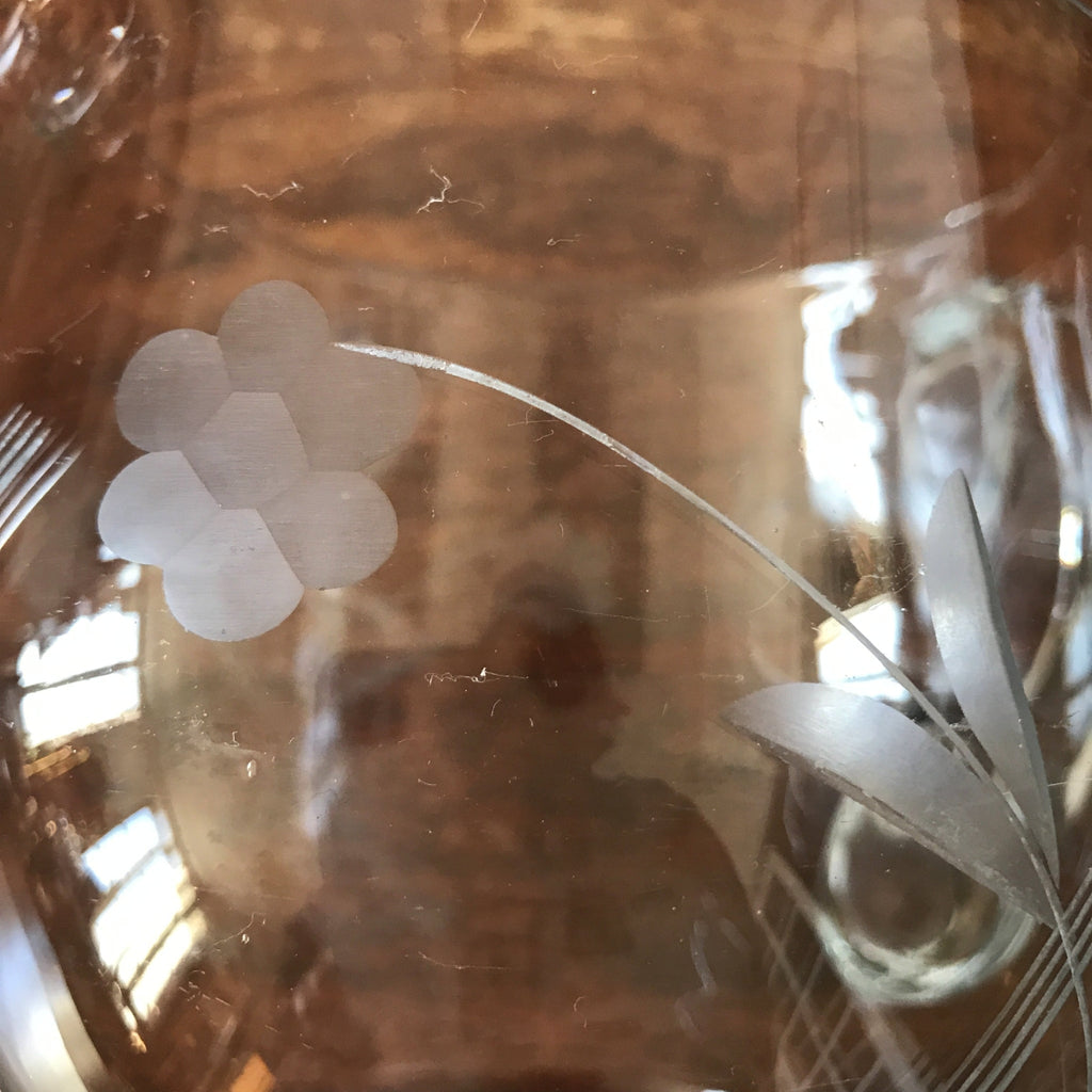 Pichet arrondi en verre moulé et gravé fleurs années 70 / 80 contenance 1 litre par Hello Broc brocante en ligne