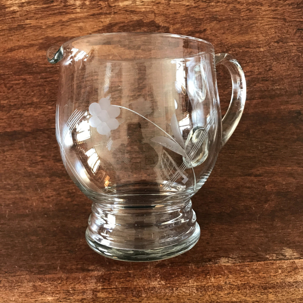 Pichet arrondi en verre moulé et gravé fleurs années 70 / 80 contenance 1 litre par Hello Broc brocante en ligne