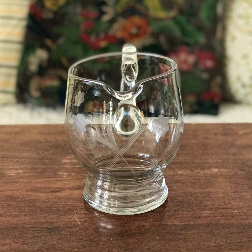 Pichet arrondi en verre moulé et gravé fleurs années 70 / 80 contenance 1 litre par Hello Broc brocante en ligne