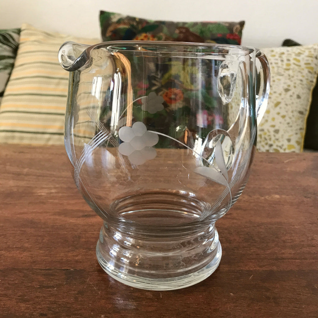 Pichet arrondi en verre moulé et gravé fleurs années 70 / 80 contenance 1 litre par Hello Broc brocante en ligne