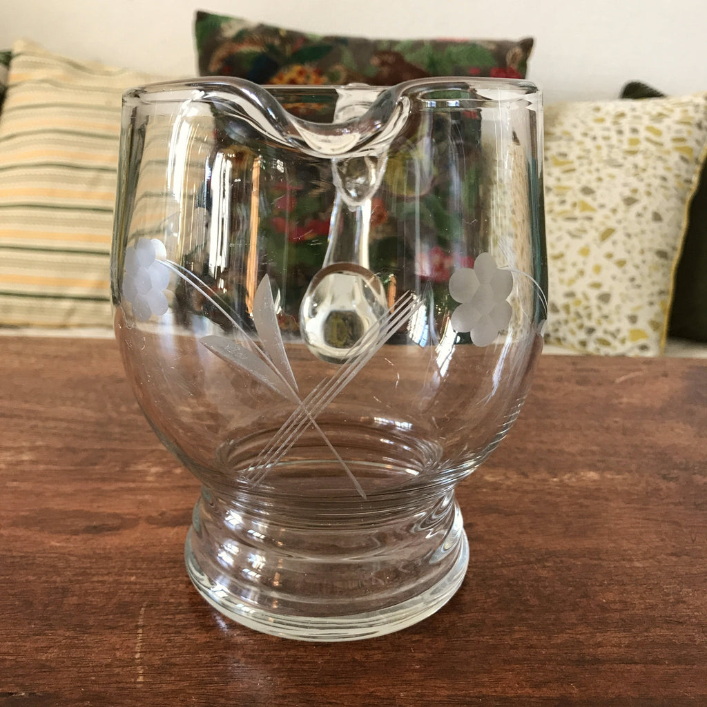 Pichet arrondi en verre moulé et gravé fleurs années 70 / 80 contenance 1 litre par Hello Broc brocante en ligne