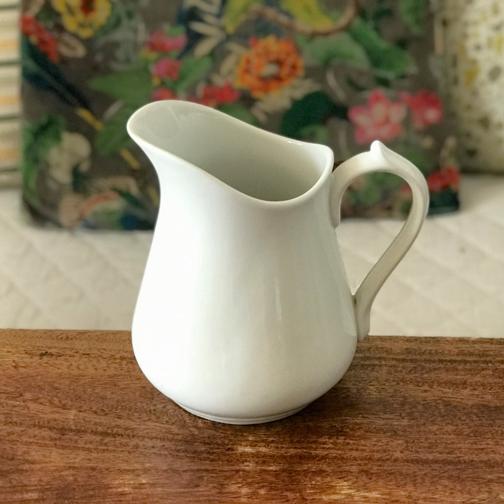 Cruche en céramique blanche attribuée à Sarreguemines contenance 1 litre  par Hello Broc brocante en ligne