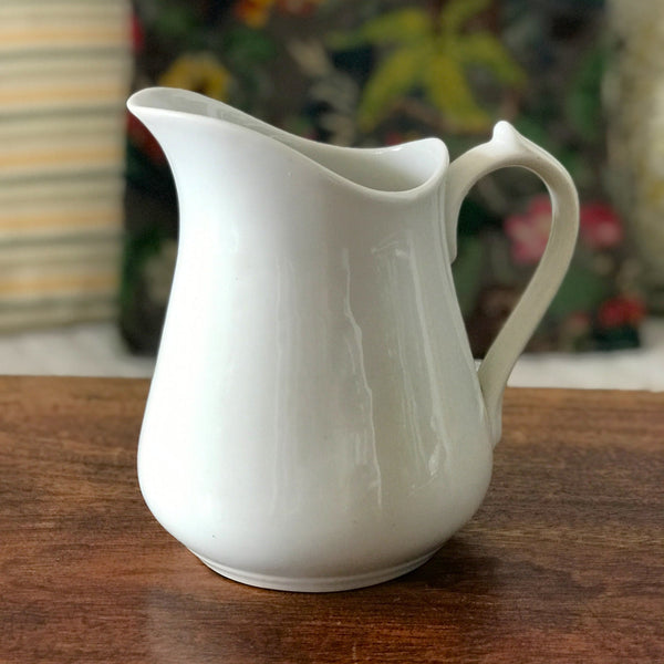 Cruche en faïence blanche attribuée à Sarreguemines par Hello Broc brocante en ligne