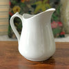 Cruche en céramique blanche pichet attribué à Sarreguemines contenance broc 1 litre par Hello Broc brocante en ligne