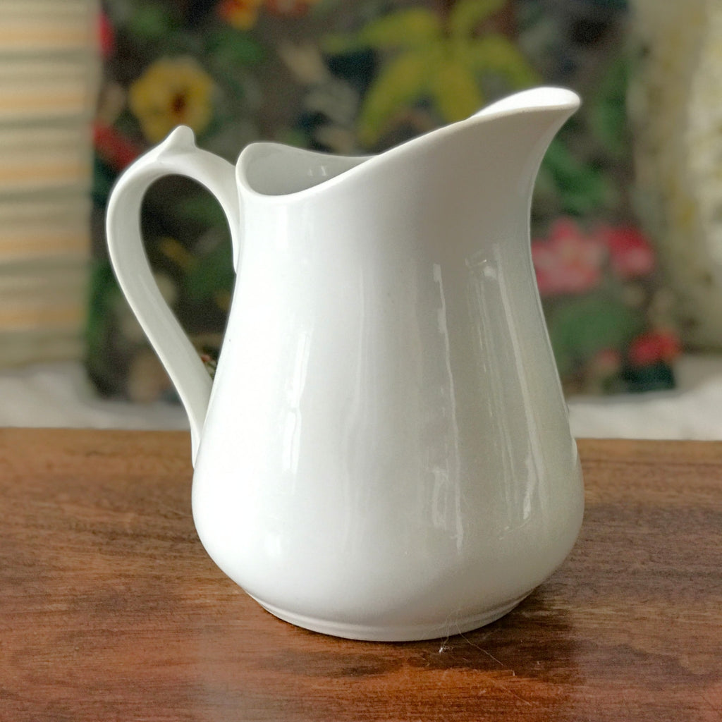 Cruche en céramique blanche pichet attribué à Sarreguemines contenance broc 1 litre par Hello Broc brocante en ligne