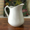 Cruche en faïence blanche attribuée à Sarreguemines par Hello Broc brocante en ligne
