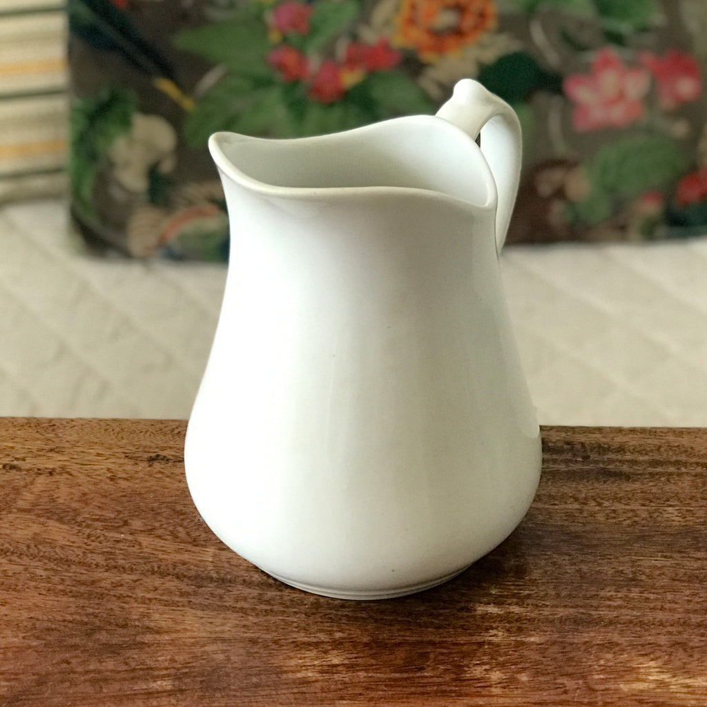 Cruche en faïence blanche attribuée à Sarreguemines par Hello Broc brocante en ligne
