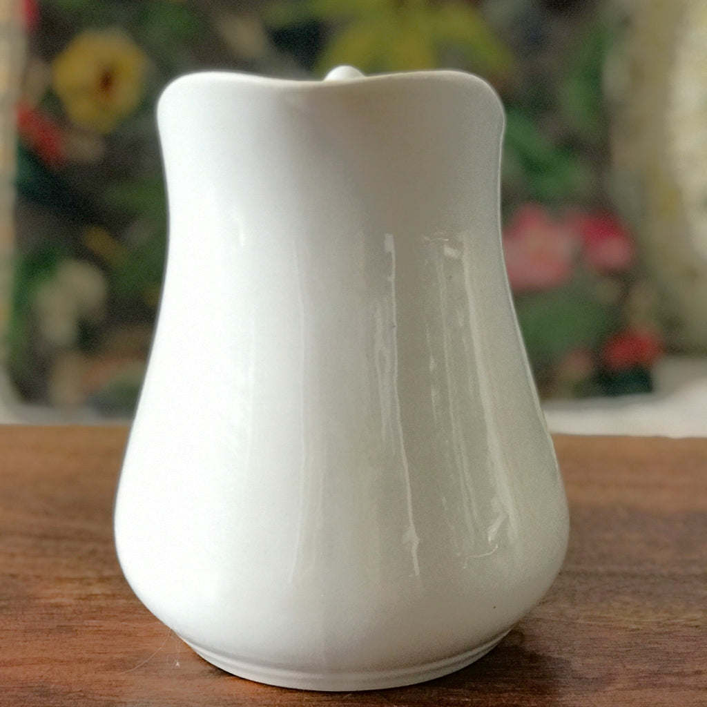 Cruche en céramique blanche attribuée à Sarreguemines contenance 1 litre  par Hello Broc brocante en ligne