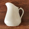 Cruche en faïence blanche attribuée à Sarreguemines par Hello Broc brocante en ligne