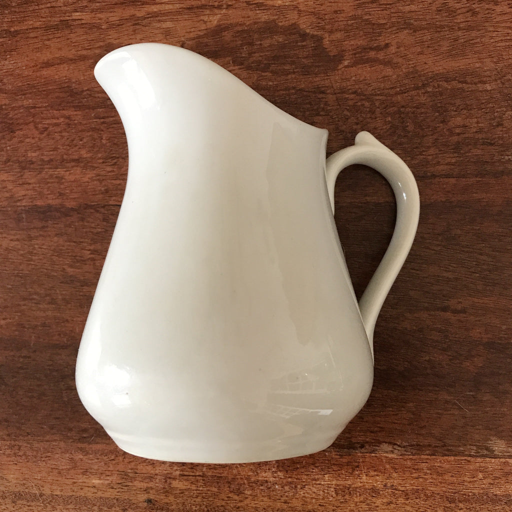 Cruche en faïence blanche attribuée à Sarreguemines par Hello Broc brocante en ligne