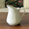 Cruche en céramique blanche attribuée à Sarreguemines contenance 1 litre  par Hello Broc brocante en ligne