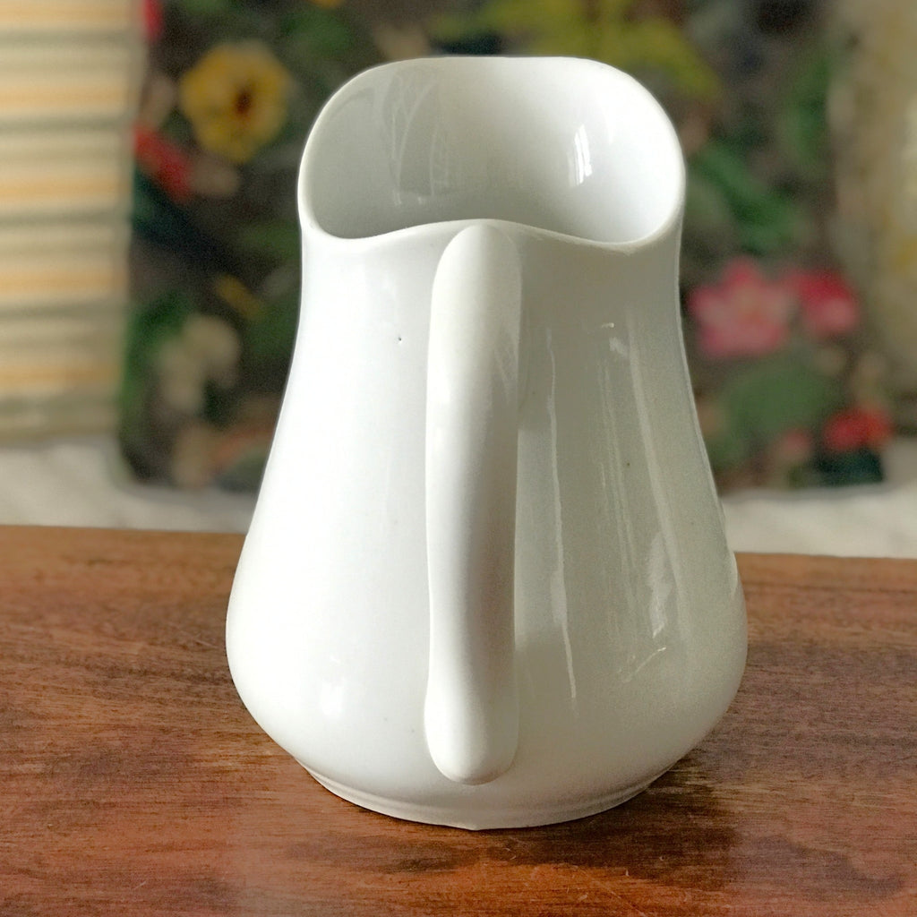 Cruche en céramique blanche attribuée à Sarreguemines contenance 1 litre  par Hello Broc brocante en ligne