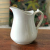 Cruche en céramique blanche attribuée à Sarreguemines contenance 1 litre  par Hello Broc brocante en ligne