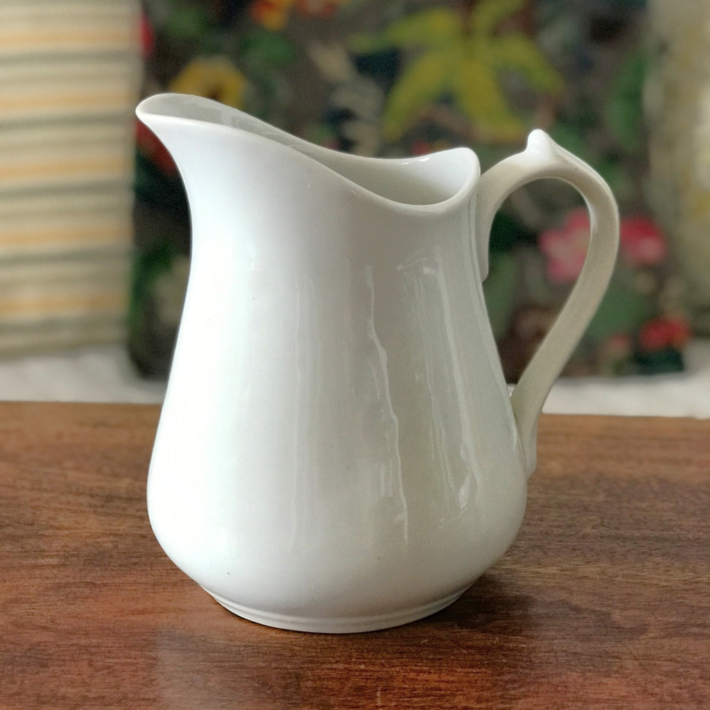 Cruche en céramique blanche attribuée à Sarreguemines contenance 1 litre  par Hello Broc brocante en ligne