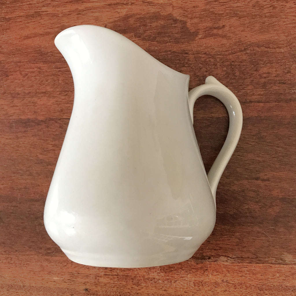 Cruche en céramique blanche attribuée à Sarreguemines contenance 1 litre  par Hello Broc brocante en ligne