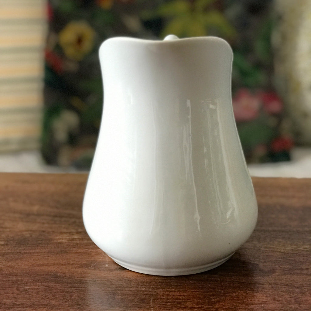 Cruche en faïence blanche attribuée à Sarreguemines par Hello Broc brocante en ligne