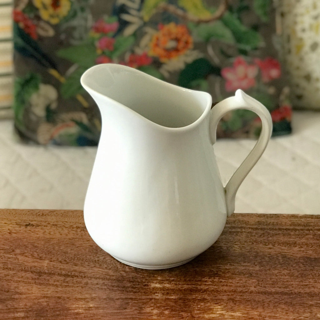 Cruche en faïence blanche attribuée à Sarreguemines par Hello Broc brocante en ligne