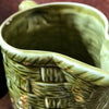 Pichet en céramique barbotine verte imitant de l'osier tressé Digoin Sarreguemines France par Hello Broc brocante en ligne