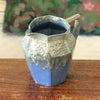 Pichet en céramique émaillée bleu lavande et beige par Alphonse Mouton ou Alpho années 50. Broc ou cruche d'une contenance de 1 litre par Hello Broc brocante en ligne