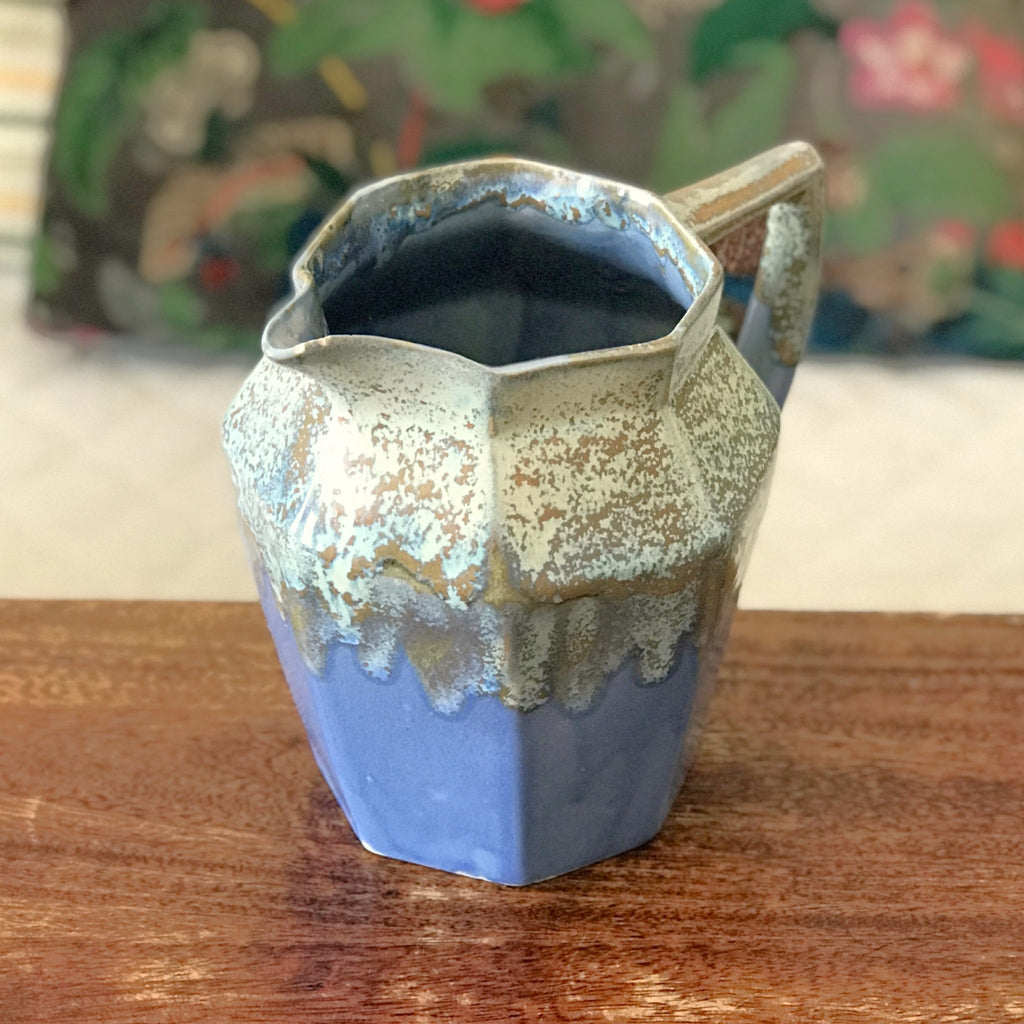 Pichet en céramique émaillée bleu lavande et beige par Alphonse Mouton ou Alpho années 50. Broc ou cruche d'une contenance de 1 litre par Hello Broc brocante en ligne